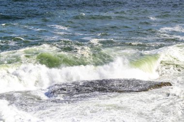 Ipanema Plajı Tropikal Cenneti Mavi Turkuaz Su Dalgaları Denizi ve Rio de Janeiro Eyaleti 'ndeki Boulders Kayalıkları.