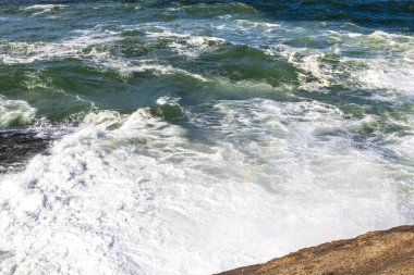 Ipanema Plajı Tropikal Cenneti Mavi Turkuaz Su Dalgaları Denizi ve Rio de Janeiro Eyaleti 'ndeki Boulders Kayalıkları.