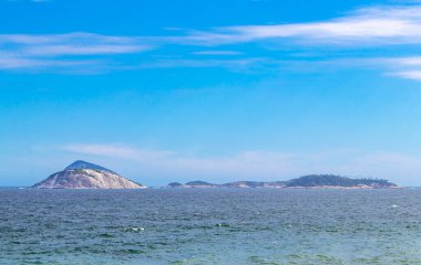 Rio de Janeiro Eyaleti Rio de Janeiro Brezilya 'da Mavi Turkuaz Su Dalgaları ile Ipanema Plajı Tropikal Cenneti.