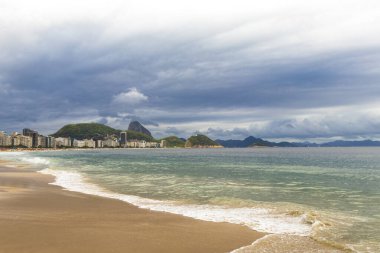 Rio de Janeiro Eyaleti Rio de Janeiro Brezilya 'da Blue Turquoise Water Palm Trees ve White Beach Sand ile Copacabana ve Leme Beach Tropikal Cenneti.