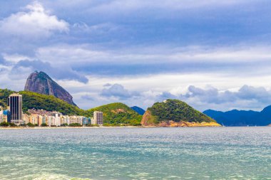 Rio de Janeiro Eyaleti Rio de Janeiro Brezilya 10. Ekim 2020 Copacabana ve Leme Beach ile Rio de Janeiro Brezilya 'da Gökdelen Gökdeleni Mavi Turkuaz Su ve Palmiye Ağaçları.