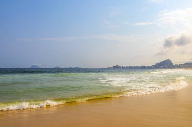 Rio de Janeiro Eyaleti Rio de Janeiro Brezilya 'da Blue Turquoise Water Palm Trees ve White Beach Sand ile Copacabana ve Leme Beach Tropikal Cenneti.