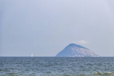 Copacabana ve Leme Tropikal Cennet Plajı Mavi Turkuaz Su Sahili ve Deniz Panorama Manzaralı Rio de Janeiro Eyaleti Rio de Janeiro Brezilya 'da Ada Adaları Rock Tepeleri.
