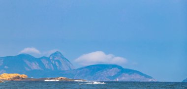Rio de Janeiro Eyaleti Rio de Janeiro Brezilya 'da Sahil Dalgaları Su Sahil Tepeleri Adaları ve Mavi Gökyüzü Panoraması ile Copacabana ve Leme Tropikal Cenneti.