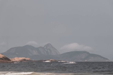 Rio de Janeiro Eyaleti Rio de Janeiro Brezilya 'da Copacabana ve Leme Tropikal Cenneti Sahil Dalgaları Deniz Hilld Adaları ve Mavi Gökyüzü Panoraması ile.