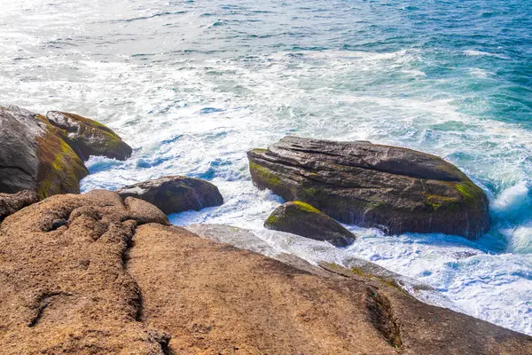 Ipanema Plajı Tropikal Cenneti Mavi Turkuaz Su Dalgaları Denizi ve Rio de Janeiro Eyaleti 'ndeki Boulders Kayalıkları.