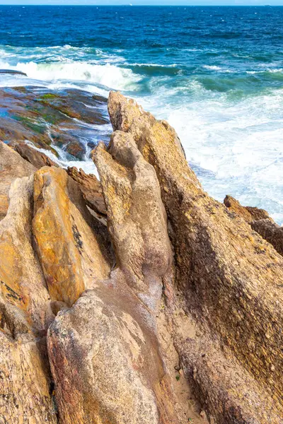 Ipanema Plajı Tropikal Cenneti Mavi Turkuaz Su Dalgaları Denizi ve Rio de Janeiro Eyaleti 'ndeki Boulders Kayalıkları.