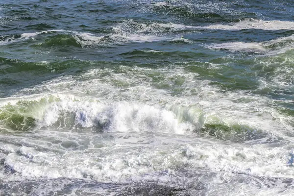 Ipanema Plajı Tropikal Cenneti Mavi Turkuaz Su Dalgaları Denizi ve Rio de Janeiro Eyaleti 'ndeki Boulders Kayalıkları.
