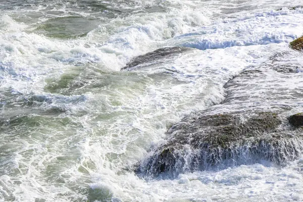 Ipanema Plajı Tropikal Cenneti Mavi Turkuaz Su Dalgaları Denizi ve Rio de Janeiro Eyaleti 'ndeki Boulders Kayalıkları.