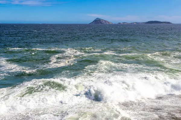 Ipanema Plajı Tropikal Cenneti Mavi Turkuaz Su Dalgaları Denizi ve Rio de Janeiro Eyaleti 'ndeki Boulders Kayalıkları.