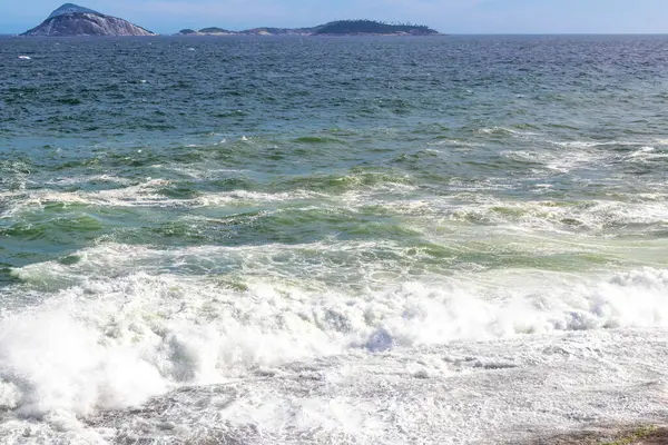 Ipanema Plajı Tropikal Cenneti Mavi Turkuaz Su Dalgaları Denizi ve Rio de Janeiro Eyaleti 'ndeki Boulders Kayalıkları.