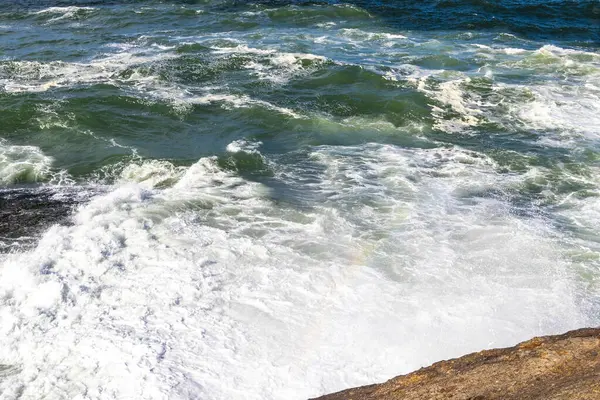 Ipanema Plajı Tropikal Cenneti Mavi Turkuaz Su Dalgaları Denizi ve Rio de Janeiro Eyaleti 'ndeki Boulders Kayalıkları.