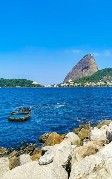 Rio de Janeiro Eyaleti Rio de Janeiro Brezilya 21. Ekim 2020 Sugarloaf şekerleme dağı Pao de Acucar deniz kıyısı manzarası ve Rio de Janeiro Brezilya 'daki Urca köyünün manzarası.