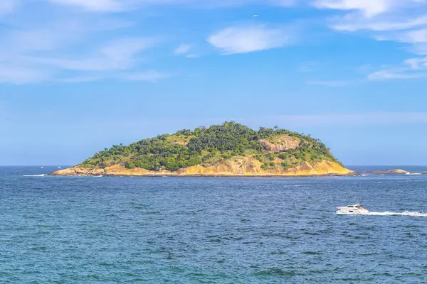 Rio de Janeiro Eyaleti Rio de Janeiro Brezilya 'daki Urca Red Beach Tropikal Cenneti Mavi Turkuaz Su Dalgaları Kayalık Tepeler ve Adaları.