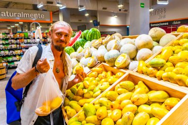 Playa del Carmen Quintana Roo Meksika 'daki süpermarkete alışverişe gider..