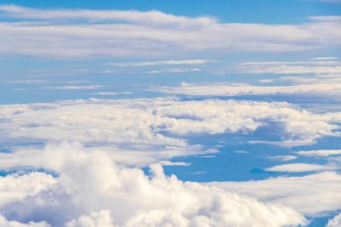 Rio de Janeiro eyaletinin üzerinde uçan bulutların üzerindeki Panorama Brezilya.