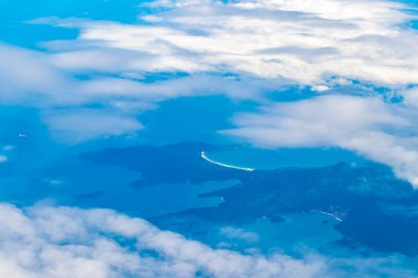 Rio de Janeiro eyaletinin üzerinde uçan bulutların üzerindeki Panorama Brezilya.