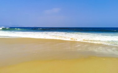 Rio de Janeiro Eyaleti Rio de Janeiro Brezilya 'da Blue Turquoise Water Palm Trees ve White Beach Sand ile Copacabana ve Leme Beach Tropikal Cenneti.