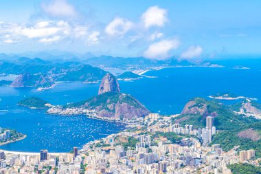 Rio de Janeiro Panorama City Skyline Plaj Sahili Dağları Tropikal Orman ve Mavi Bulutlu Gökyüzü Rio de Janeiro Brezilya.
