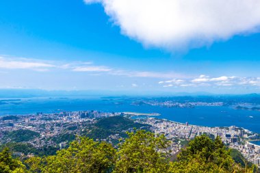 Rio de Janeiro Panorama City Skyline Plaj Sahili Dağları Tropikal Orman ve Mavi Bulutlu Gökyüzü Rio de Janeiro Brezilya.