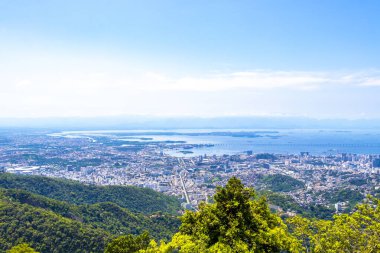 Rio de Janeiro Panorama City Skyline Plaj Sahili Dağları Tropikal Orman ve Mavi Bulutlu Gökyüzü Rio de Janeiro Brezilya.