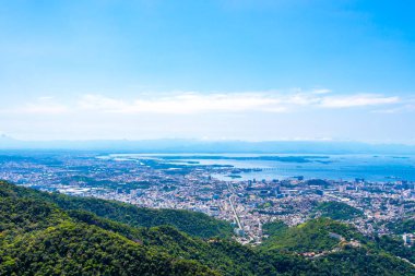 Rio de Janeiro Panorama City Skyline Plaj Sahili Dağları Tropikal Orman ve Mavi Bulutlu Gökyüzü Rio de Janeiro Brezilya.