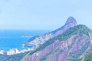 Rio de Janeiro Panorama City Skyline Plaj Sahili Dağları Tropikal Orman ve Mavi Bulutlu Gökyüzü Rio de Janeiro Brezilya.