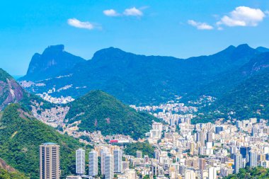 Rio de Janeiro Panorama Şehri Skyline Cityscape Dağları Tepeleri ve Rio de Janeiro Brezilya Eyaleti 'ndeki Tropikal Orman ve Mavi Bulutlu Gökyüzü.