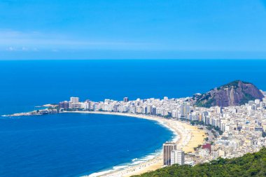 Rio de Janeiro Panorama City Skyline Plaj Sahili Dağları Tropikal Orman ve Mavi Bulutlu Gökyüzü Rio de Janeiro Brezilya.