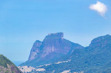 Rio de Janeiro Panorama Şehri Skyline Cityscape Dağları Tepeleri ve Rio de Janeiro Brezilya Eyaleti 'ndeki Tropikal Orman ve Mavi Bulutlu Gökyüzü.