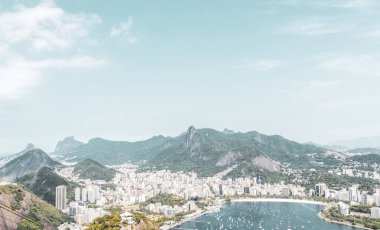 Rio de Janeiro Panorama City Skyline Plaj Sahili Dağları Tropikal Orman ve Mavi Bulutlu Gökyüzü Rio de Janeiro Brezilya.