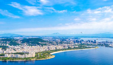 Rio de Janeiro Panorama City Skyline Plaj Sahili Dağları Tropikal Orman ve Mavi Bulutlu Gökyüzü Rio de Janeiro Brezilya.