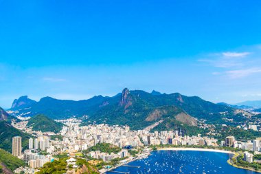 Rio de Janeiro Panorama City Skyline Plaj Sahili Dağları Tropikal Orman ve Mavi Bulutlu Gökyüzü Rio de Janeiro Brezilya.