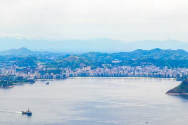 Rio de Janeiro Panorama City Skyline Plaj Sahili Dağları Tropikal Orman ve Mavi Bulutlu Gökyüzü Rio de Janeiro Brezilya.