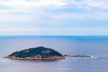 Rio de Janeiro Eyaleti Rio de Janeiro Brezilya 'daki Urca Red Beach Tropikal Cenneti Mavi Turkuaz Su Dalgaları Kayalık Tepeler ve Adaları.