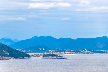 Rio de Janeiro Eyaleti Rio de Janeiro Brezilya 'da Sahil Dalgaları Su Sahil Tepeleri Adaları ve Mavi Gökyüzü Panoraması ile Copacabana ve Leme Tropikal Cenneti.