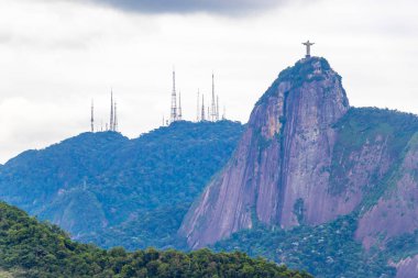 Corcovado Dağı 'ndaki Kurtarıcı Cristo Redentor Tropikal Orman ve Rio de Janeiro Brezilya' daki Alto da Boa Vista 'nın mavi bulutlu gökyüzü manzarası.