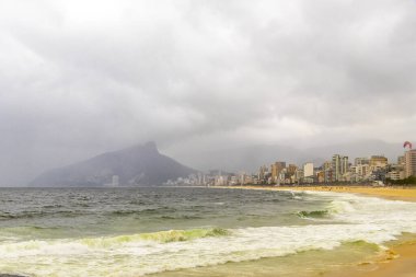 Rio de Janeiro Eyaleti Rio de Janeiro Brezilya 10. Ekim 2010 Ipanema Plajı Tropikal Cenneti İki Kardeşler Tepesi Mavi Turkuaz Suyu ve Brezilya 'da Kara Fırtına Yağmurlu Bulutları.