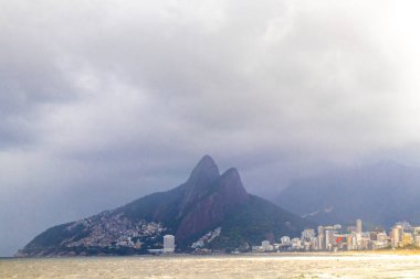 Rio de Janeiro Eyaleti Rio de Janeiro Brezilya 10. Ekim 2010 Ipanema Plajı Tropikal Cenneti İki Kardeşler Tepesi ile Favela ve Kara Fırtına Yağmur Bulutları Brezilya 'da.