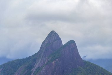 Rio de Janeiro Eyaleti Rio de Janeiro Brezilya 'da Dağ Dağları Tepeleri Kayalıkları Yağmur Ormanı ve Sisli Bulutlu Gökyüzü Manzarası.