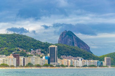 Rio de Janeiro Eyaleti Rio de Janeiro Brezilya 10. Ekim 2020 Copacabana ve Leme Beach ile Rio de Janeiro Brezilya 'da Gökdelen Gökdeleni Mavi Turkuaz Su ve Palmiye Ağaçları.