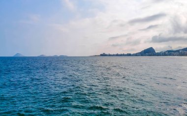 Rio de Janeiro Eyaleti Rio de Janeiro Brezilya 'da Copacabana ve Leme Tropikal Cenneti Sahil Dalgaları Deniz Hilld Adaları ve Mavi Gökyüzü Panoraması ile.