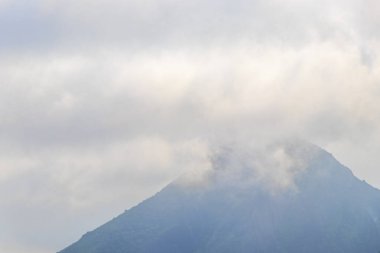 Rio de Janeiro Eyaleti Rio de Janeiro Brezilya 'da Dağ Dağları Tepeleri Kayalıkları Yağmur Ormanı ve Sisli Bulutlu Gökyüzü Manzarası.