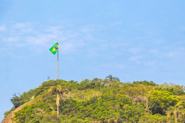Rio de Janeiro Eyaleti Rio de Janeiro Brezilya 07. Rio de Janeiro Brezilya 'da Duque de Caxias Kalesi ve Brezilya Bayrağı ile Ekim 2020 Leme Hill Dağı Kayası.