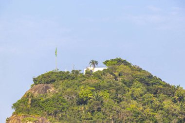 Rio de Janeiro Eyaleti Rio de Janeiro Brezilya 07. Rio de Janeiro Brezilya 'da Duque de Caxias Kalesi ve Brezilya Bayrağı ile Ekim 2020 Leme Hill Dağı Kayası.