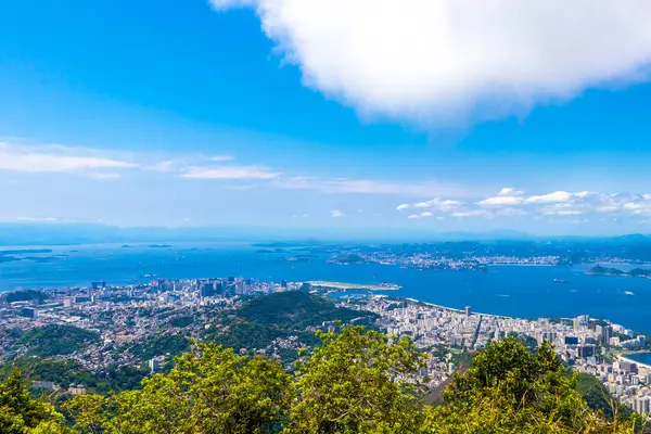 Rio de Janeiro Panorama City Skyline Plaj Sahili Dağları Tropikal Orman ve Mavi Bulutlu Gökyüzü Rio de Janeiro Brezilya.