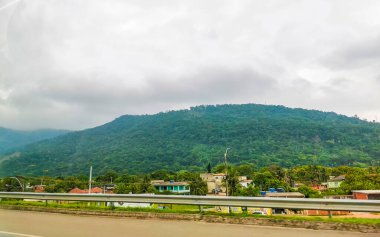 Rio de Janeiro Eyaleti Rio de Janeiro Brezilya 'da Dağ Dağları Tepeleri Kayalıkları Yağmur Ormanı ve Sisli Bulutlu Gökyüzü Manzarası.
