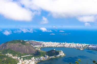 Rio de Janeiro Panorama City Skyline Plaj Sahili Dağları Tropikal Orman ve Mavi Bulutlu Gökyüzü Rio de Janeiro Brezilya.