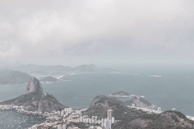 Rio de Janeiro Panorama City Skyline Plaj Sahili Dağları Tropikal Orman ve Mavi Bulutlu Gökyüzü Rio de Janeiro Brezilya.