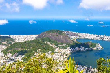 Rio de Janeiro Panorama City Skyline Plaj Sahili Dağları Tropikal Orman ve Mavi Bulutlu Gökyüzü Rio de Janeiro Brezilya.